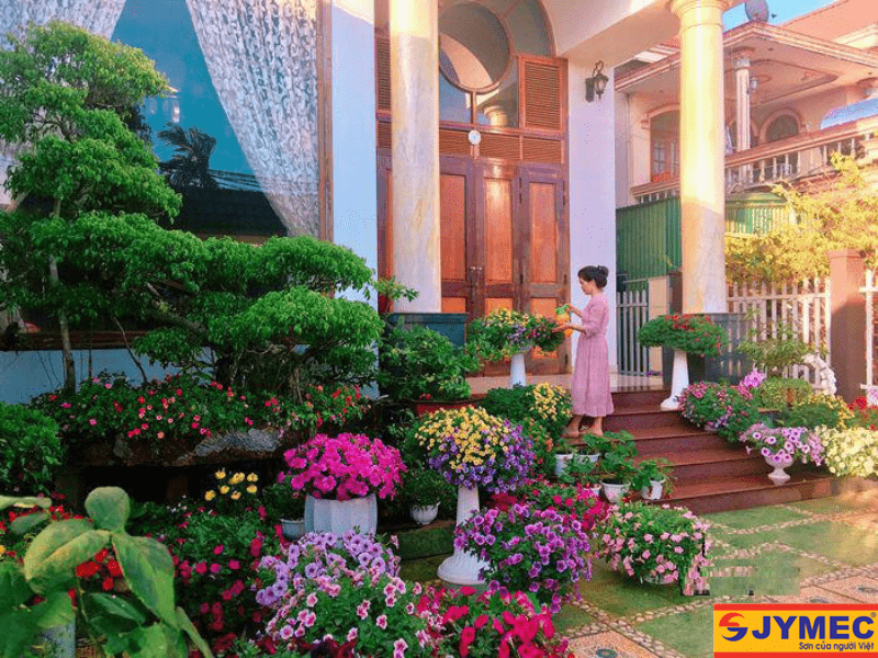 Trồng thêm hoa trước khu vực hiên nhà