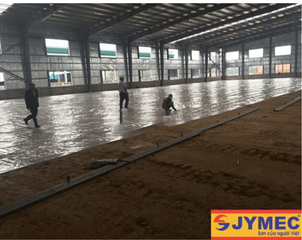 Lót nilon chống thấm trước khi tiến hành đổ bê tông