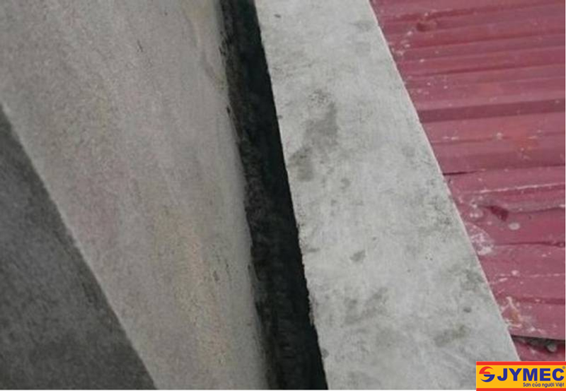 Sử dụng keo để bịt khe tiếp giáp tường
