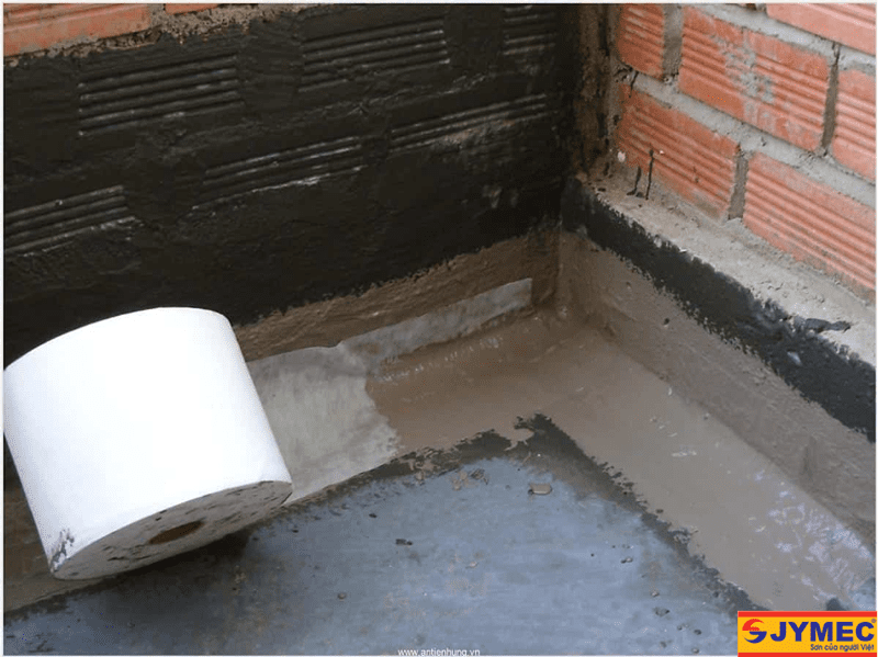 Dán phủ thêm lưới gia cố ở xung quanh cổ ống