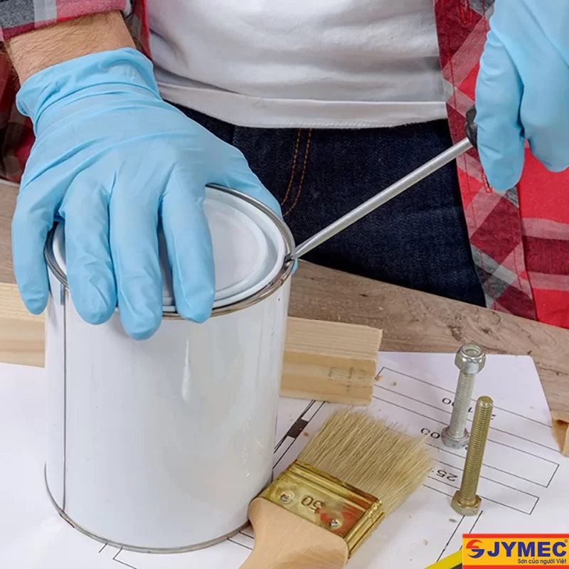 Mở lắp thùng sơn bằng tuavit