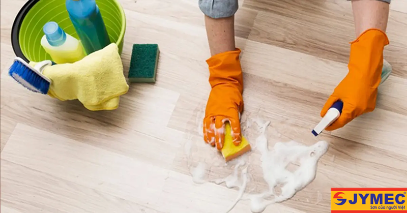 Sử dụng kem tẩy đa năng giúp loại bỏ sơn trên sàn gỗ