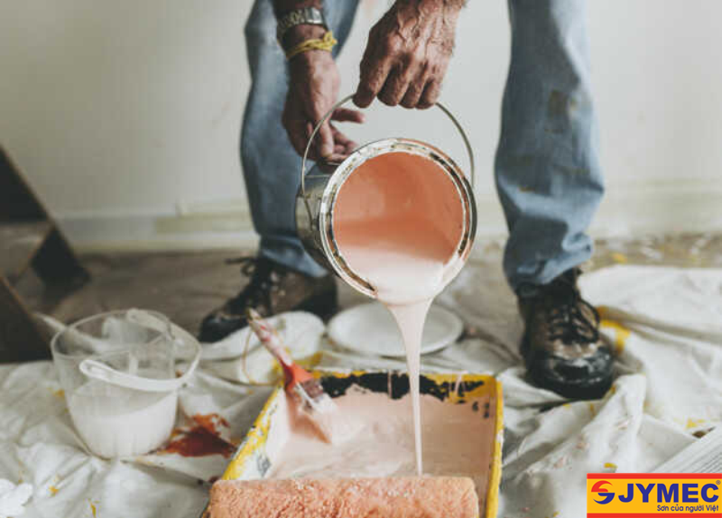 Pha một lượng sơn vừa đủ tránh dư thừa