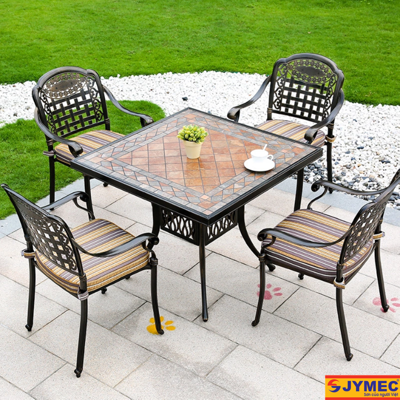 Trang bị bộ bàn ghế trong sân vườn