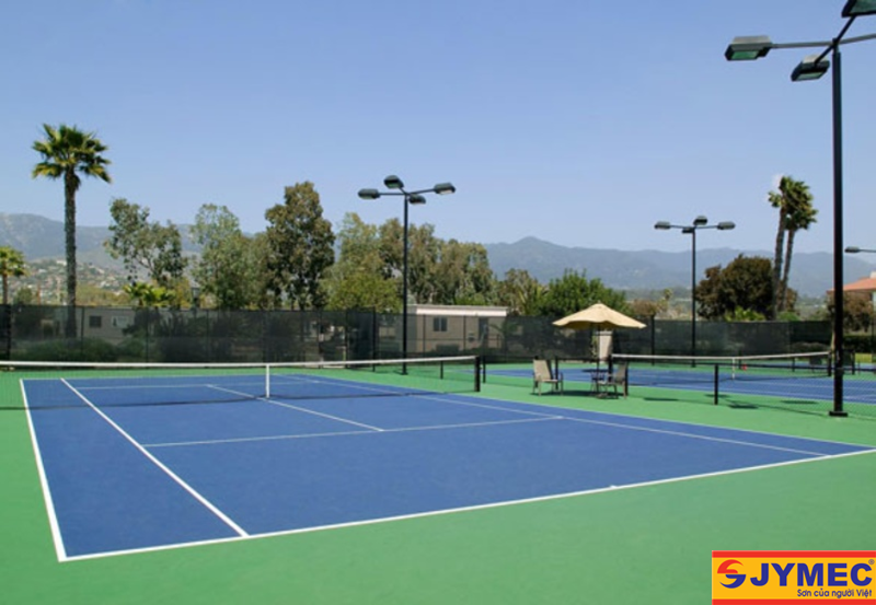 Sân tennis có bề mặt sân cứng