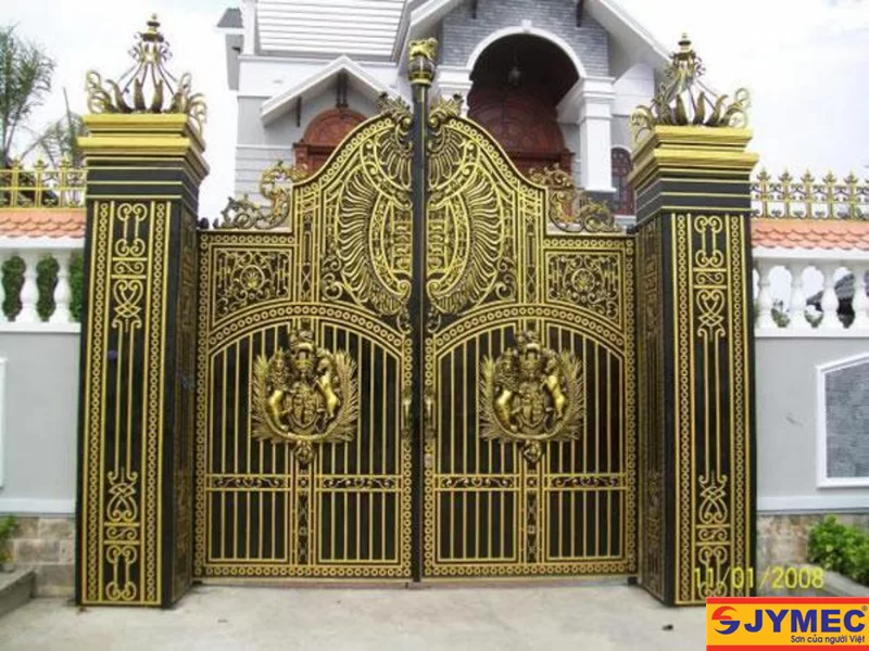 Sơn cổng màu vàng đồng sang trọng, đẳng cấp
