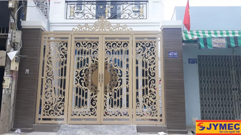 Sơn cổng sắt màu vàng đồng với hoa văn tinh tế