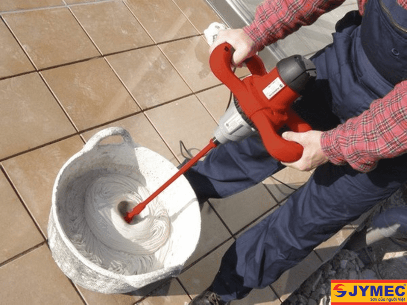 Pha trộn sơn chống thấm trước khi thi công Pha trộn sơn chống thấm trước khi thi công