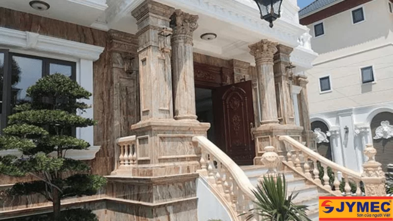 Cột dáng vuông cho mặt tiền ngôi nhà