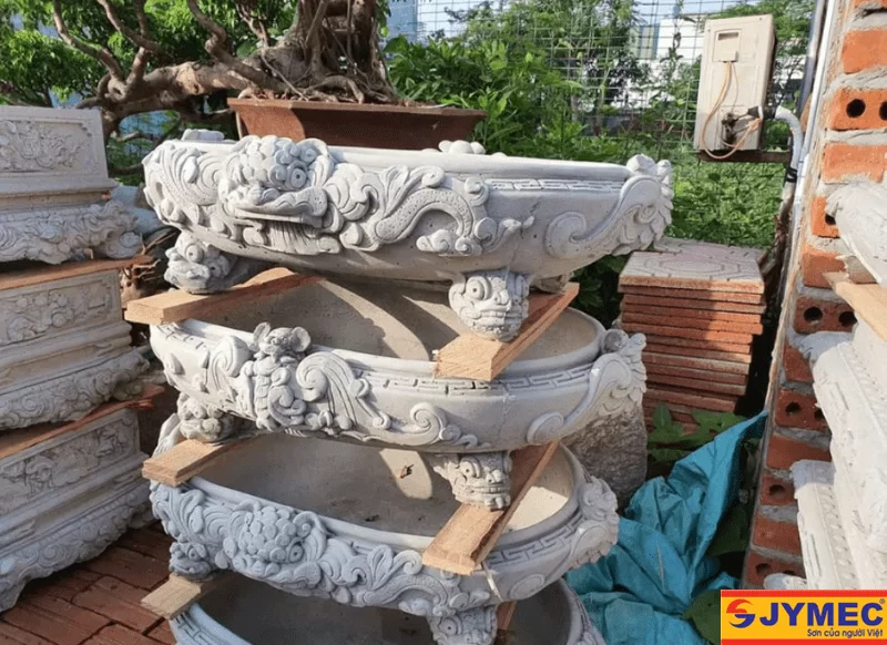 Vệ sinh bề mặt chậu xi măng trước khi sơn giả đá