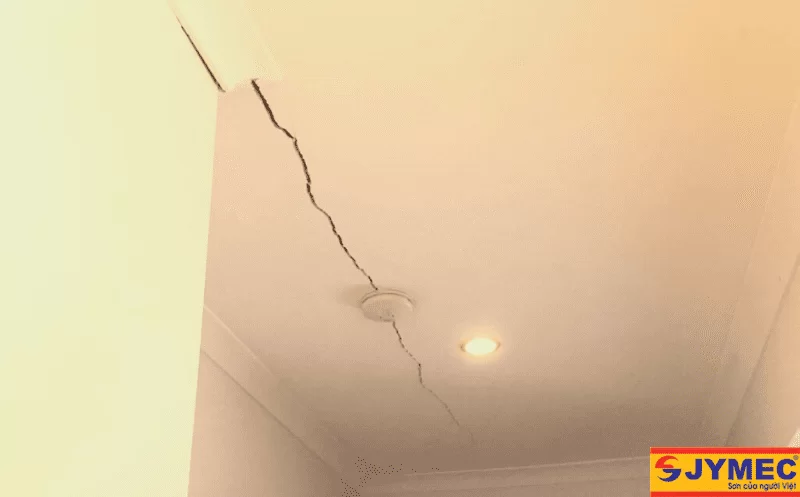 Trần nhà bị nứt nguyên nhân do đâu? Cách khắc phục?