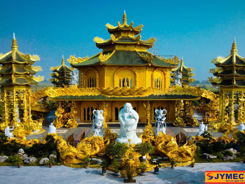Kết cấu cầu kỳ của ngôi chùa được sơn nhũ vàng nổi bật