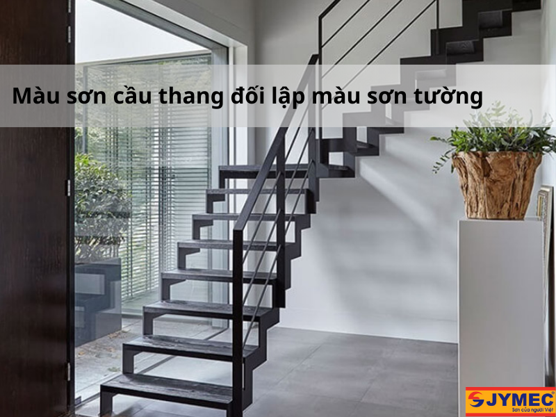Cầu thang sắt màu đen đối lập sơn tường màu trắng