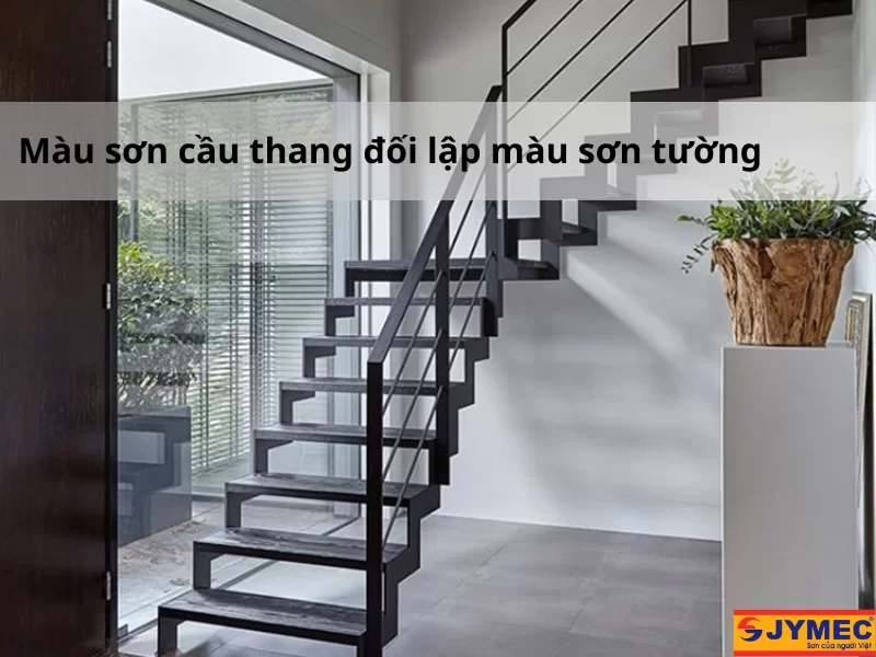 Cầu thang sắt màu đen đối lập sơn tường màu trắng