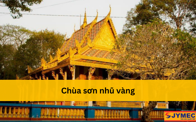 Chùa sử dụng sơn nhũ vàng để tăng tính thẩm mỹ và trang trọng hơn