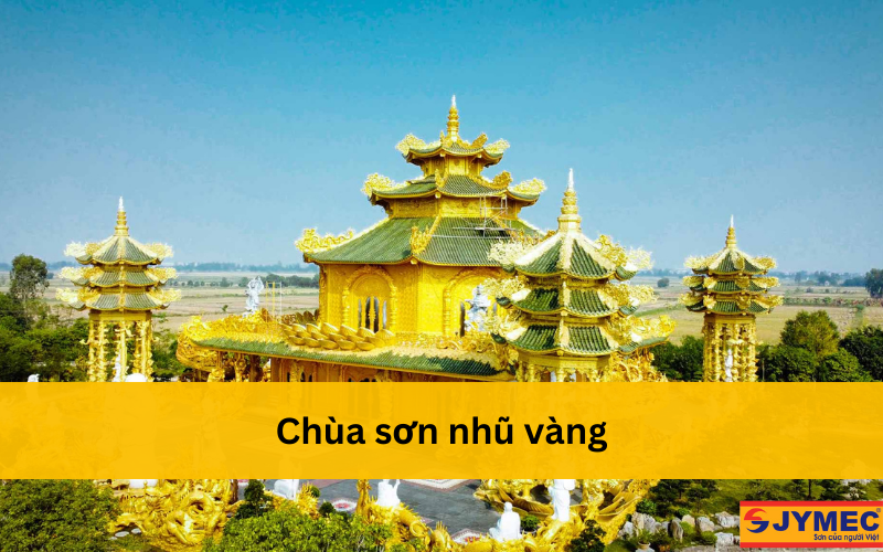 Chùa được trang trí bằng sơn nhũ