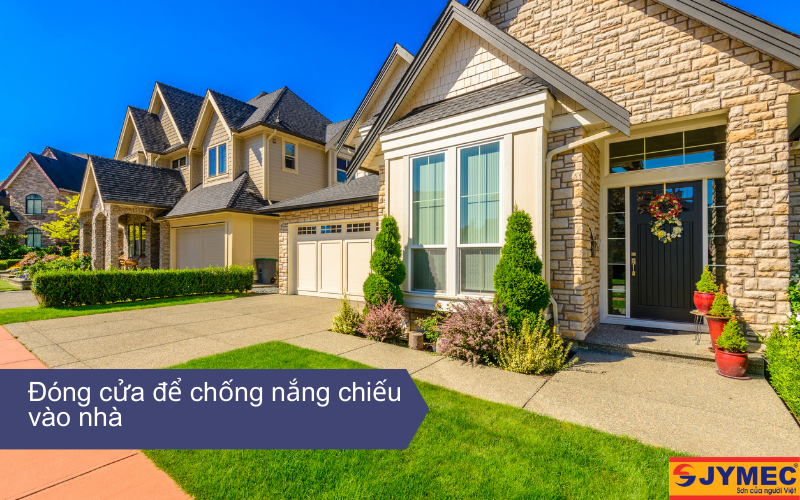 Đóng cửa để tránh ánh nắng trực tiếp vào nhà