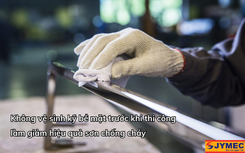 Nên làm sạch bề mặt trước khi thi công