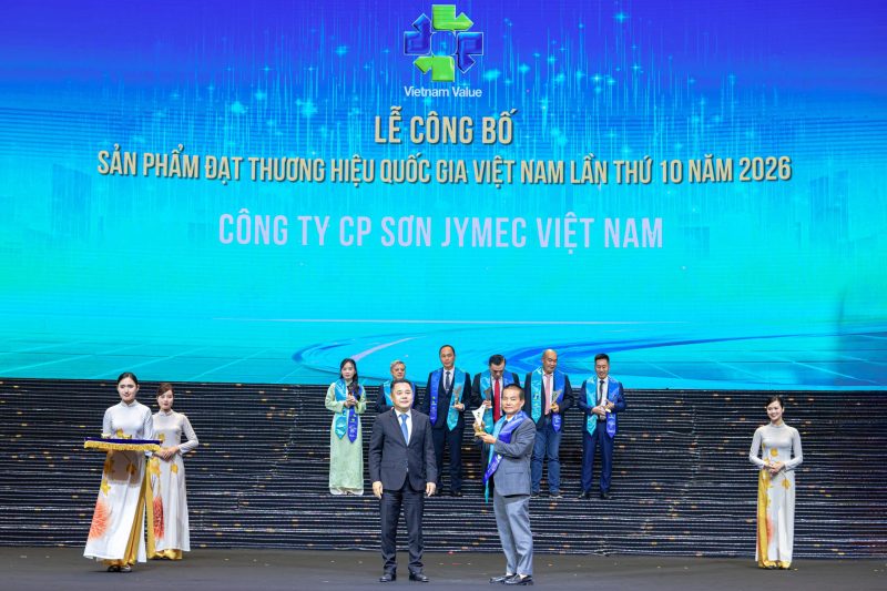 Tong-Giam-doc-Cong-ty-Co-phan-Son-JYMEC-Viet-Nam-tren-buc-danh-du-tu-hao-don-nhan-Thuong-hieu-Quoc-gia-2026-cho-Son-JYMEC